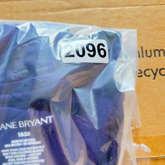 Lane Bryant Sleeveless T-Shirt Woman's 18/20 Cross Graphic Metal Enhancements - Picture 10 of 10